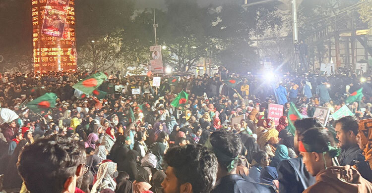 হাদি হত্যার বিচার দাবি: দ্বিতীয় দিন রাতেও শাহবাগে মানুষের ঢল