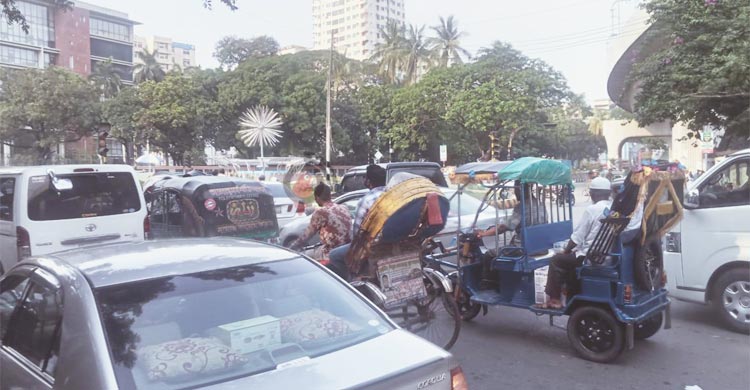 শাহবাগ-কাকরাইলে সড়ক অবরোধ, তীব্র যানজটে ভোগান্তিতে নগরবাসী