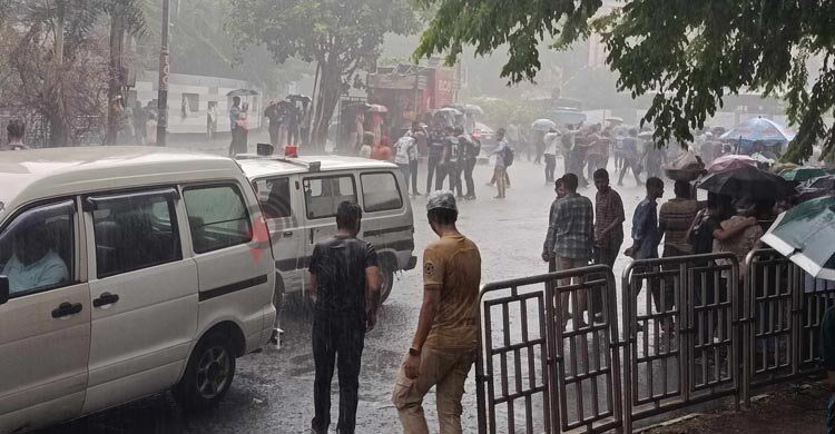 শাহবাগ-কাকরাইলে সড়ক অবরোধ, তীব্র যানজটে ভোগান্তিতে নগরবাসী