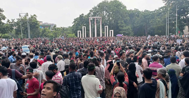 Shaheed Minar turns into a sea of people