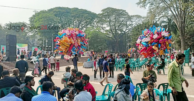 বিজয় দিবসে কেন্দ্রীয় শহীদ মিনারে উৎসবমুখর পরিবেশ