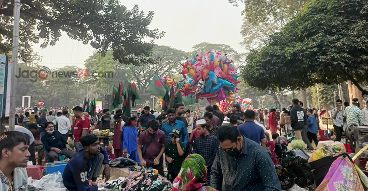 বিজয় দিবসে কেন্দ্রীয় শহীদ মিনারে উৎসবমুখর পরিবেশ