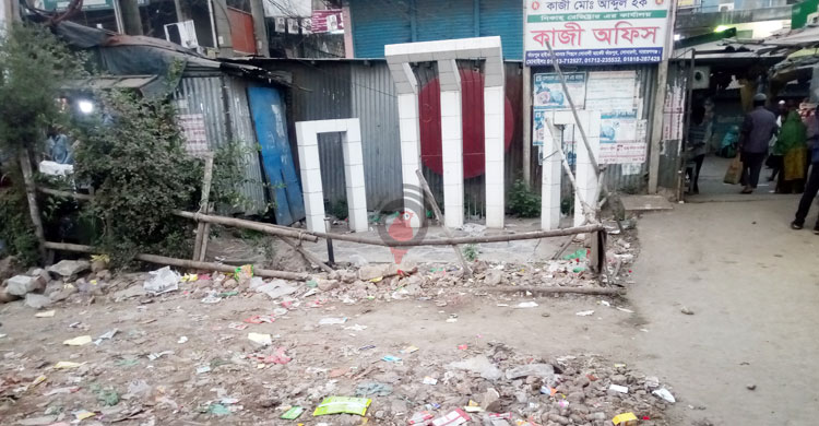 অযত্ন-অবহেলায় পড়ে রয়েছে শহীদ মিনার