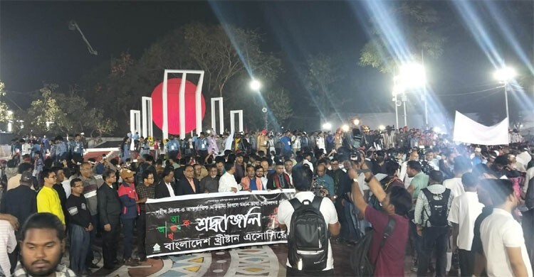 শ্রদ্ধা জানাতে কেন্দ্রীয় শহীদ মিনারে মানুষের ঢল