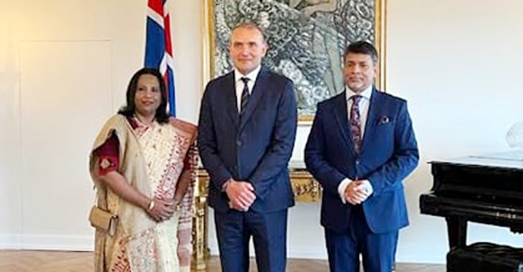 আইসল্যান্ডের প্রেসিডেন্টের কাছে বাংলাদেশের রাষ্ট্রদূতের পরিচয় পেশ