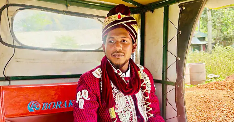 গাড়ি না পেয়ে ইজিবাইকে বিয়ে করতে গেলেন বর