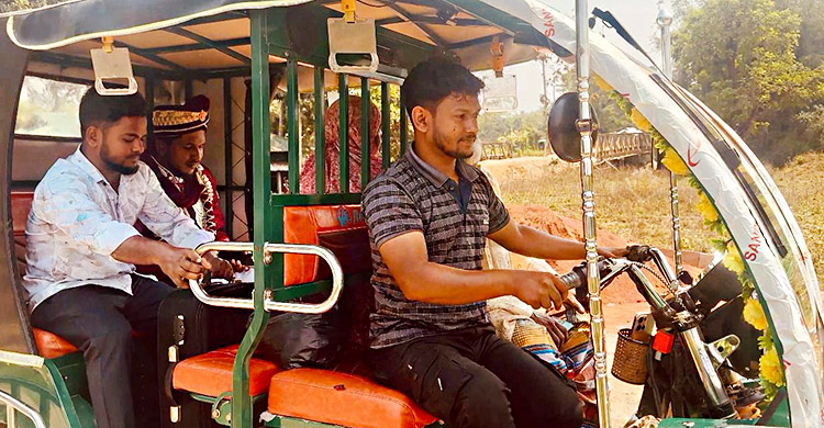 গাড়ি না পেয়ে ইজিবাইকে ২৫ কিমি দূরে বিয়ে করতে গেলেন বর