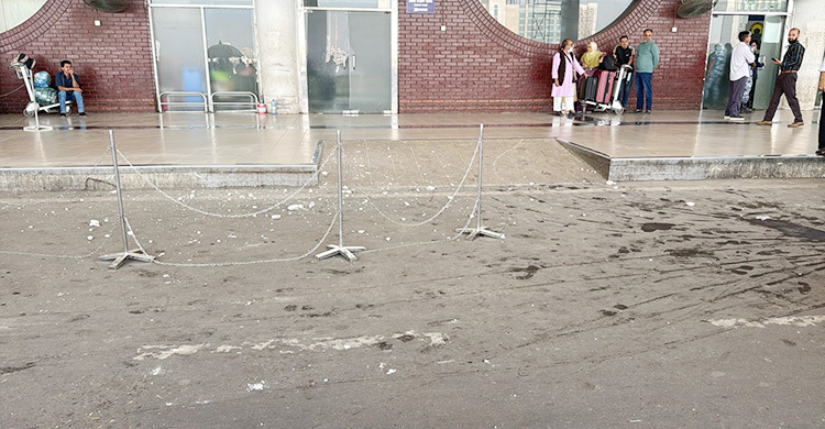 ভূমিকম্পে শাহজালাল বিমানবন্দরে খসে পড়লো বিমের পলেস্তারা