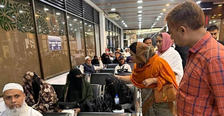 বিমানবন্দরে মধ্যপ্রাচ্যগামী যাত্রীদের দেখতে গেলেন বিমানমন্ত্রী