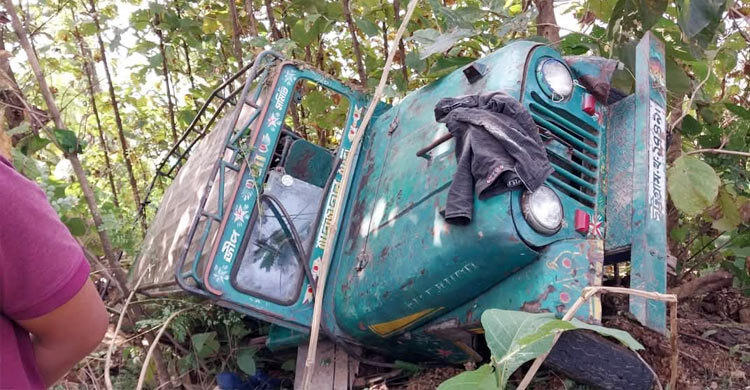 সাজেকে পর্যটকবাহী জিপ খাদে, আহত ১০