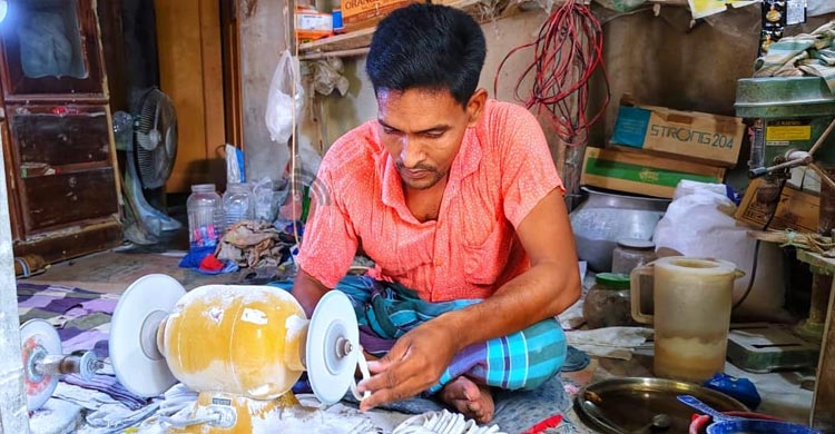 সংকটে শাঁখা শিল্প, পেশা বদলাচ্ছেন কারিগররা