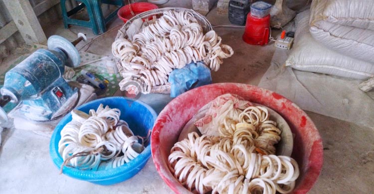 সংকটে শাঁখা শিল্প, পেশা বদলাচ্ছেন কারিগররা