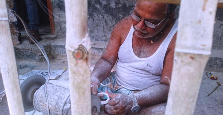 সংকটে শাঁখা শিল্প, পেশা বদলাচ্ছেন কারিগররা