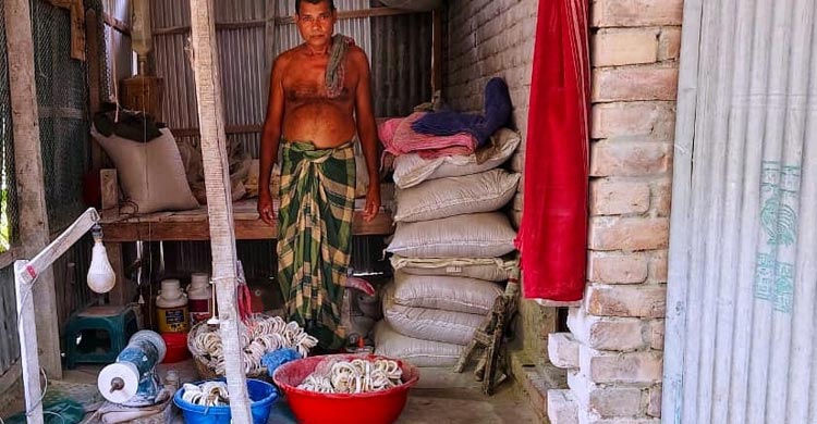 সংকটে শাঁখা শিল্প, পেশা বদলাচ্ছেন কারিগররা