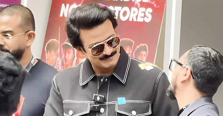 নায়কের দেখা পেতে ভক্তদের ভিড়, হাসিমুখে সাড়া দিলেন শাকিব খান