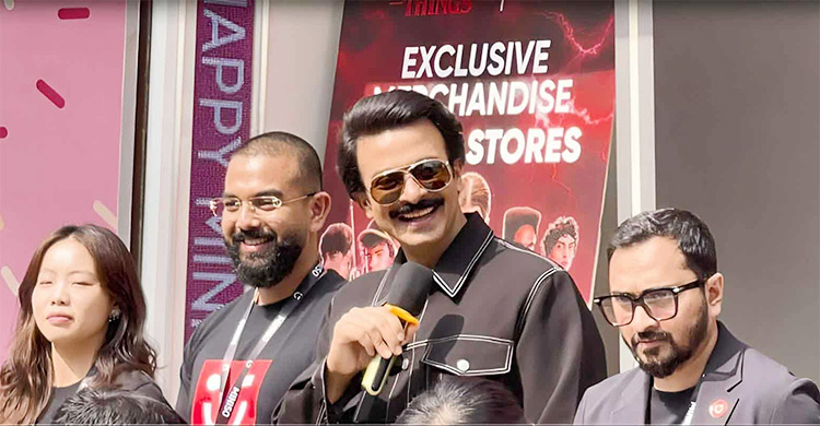 নায়কের দেখা পেতে ভক্তদের ভিড়, হাসিমুখে সাড়া দিলেন শাকিব খান