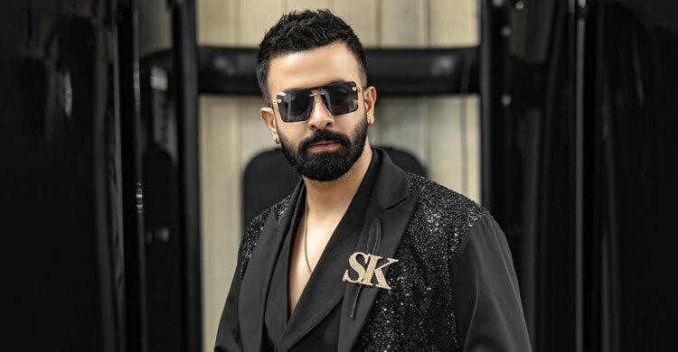 হিরো নয়, যে কারণে শাকিবকে ভিলেন বললেন নির্মাতা