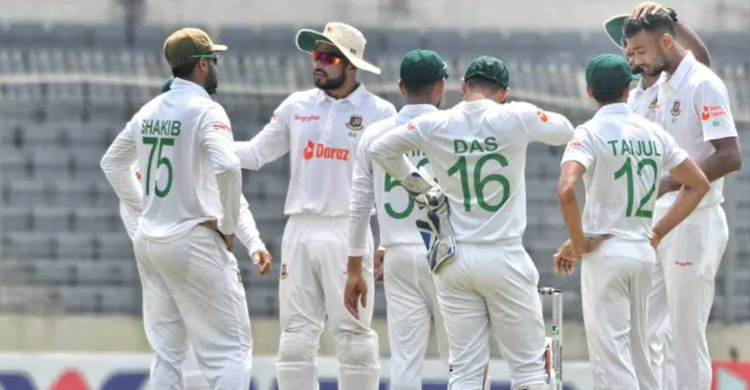 Tector and Tucker fight back but Bangladesh retain control