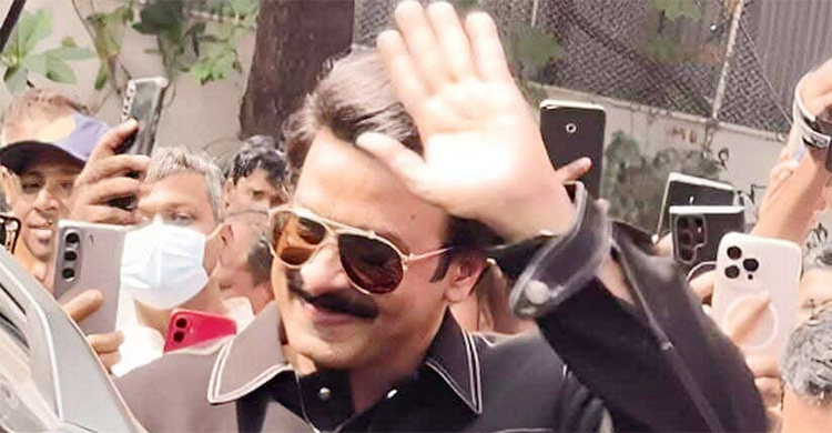 নায়কের দেখা পেতে ভক্তদের ভিড়, হাসিমুখে সাড়া দিলেন শাকিব খান