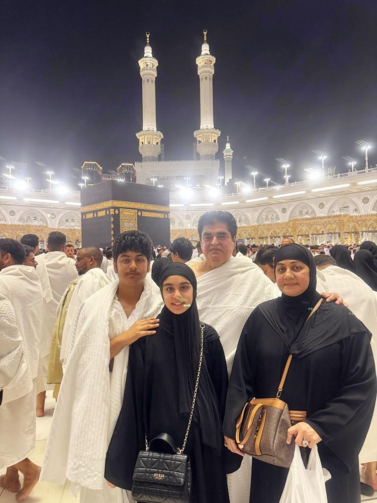 পরিবারসহ ওমরাহ পালন করছেন চিত্রনায়িকা শিল্পী