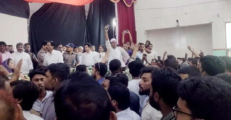 অনুষ্ঠান শুরু নিয়ে হট্টগোল, মেজাজ হারালেন পররাষ্ট্র প্রতিমন্ত্রী