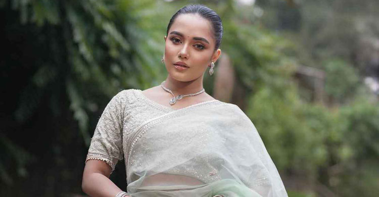 অভিনয়ে সাময়িক বিরতি, যুক্তরাষ্ট্রে সময় কাটাচ্ছেন সামিরা খান মাহি