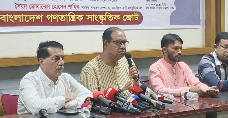 ড. ইউনূসকে নিয়ে সমালোচনা করি যেন তিনি সঠিক পথে থাকেন: দুদু