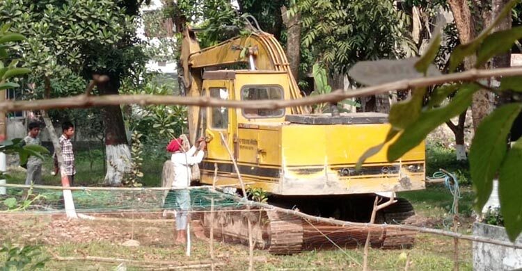 কৃষকের ফসলি জমির মাটি কাটার সময় ভেকু জব্দ, আটক ৩