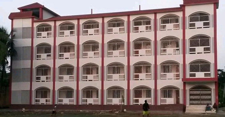ছাত্ররা বিদেশমুখী ছাত্রীরা বিবাহিত, পাস করেনি কলেজের কেউ