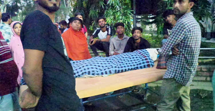 মেরামতের জন্য বাসের নিচে হেলপার, চালু করতেই মৃত্যু