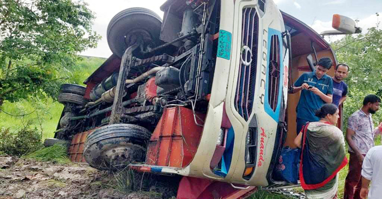 এক্সপ্রেসওয়েতে নিয়ন্ত্রণ হারিয়ে বাস খাদে, আহত ১০