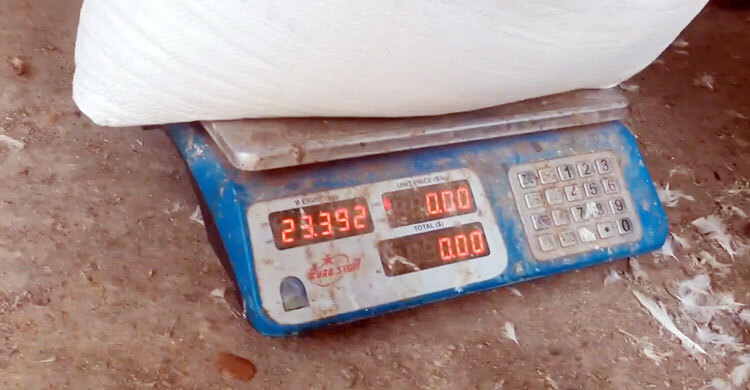 শরীয়তপুরে জেলেদের চাল কম দেওয়ার অভিযোগ