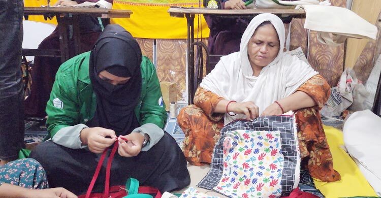 আসমার তৈরি পাটের ব্যাগ যাচ্ছে ওমানে