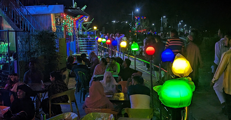 ভাঙনকবলিত পদ্মার তীর এখন বিনোদনকেন্দ্র