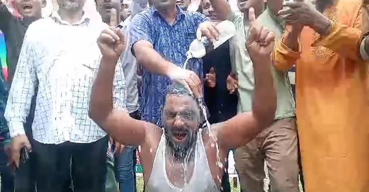 এক মণ দুধ দিয়ে গোসল করে বিএনপিতে যোগ দিলেন আ’লীগ কর্মী