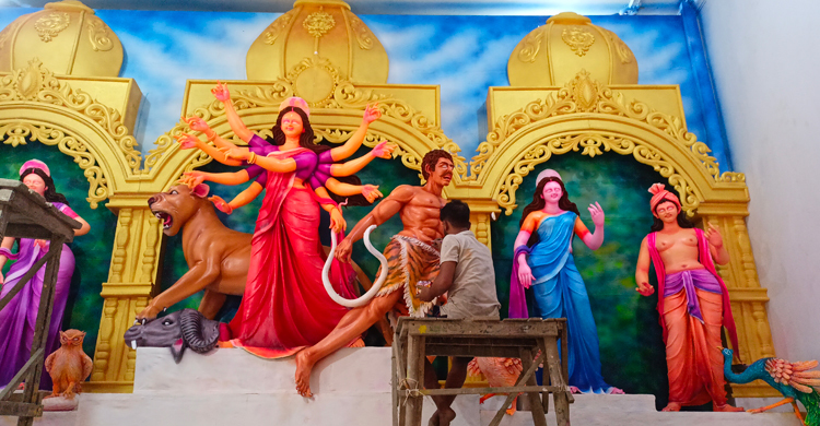 ৪ যুগের শতাধিক দেব-দেবীতে সাজছে পূজামণ্ডপ