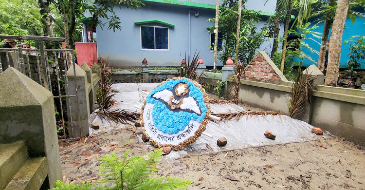 শরীয়তপুরের নিহত দুই শিক্ষার্থীর কবরে বিমান বাহিনীর শ্রদ্ধা