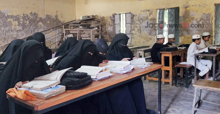 শিক্ষার্থীদের লেখাপড়া শেষ হয়, নতুন ভবনের কাজ শেষ হয় না