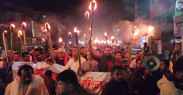 প্রার্থী পরিবর্তনের দাবিতে বিএনপির একাংশের মশাল মিছিল
