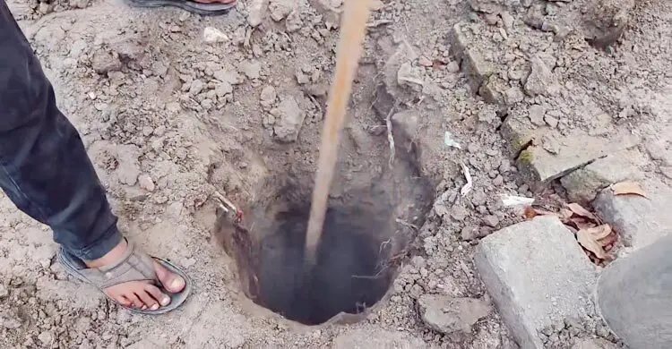 মাটি গরম হয়ে উঠছে ধোঁয়া, আতঙ্কে এলাকাবাসী