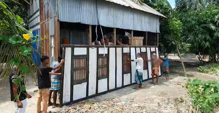 হঠাৎ পদ্মায় ভাঙন, ঘর সরাচ্ছেন জাজিরার বাসিন্দারা