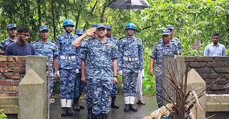 শরীয়তপুরের নিহত দুই শিক্ষার্থীর কবরে বিমান বাহিনীর শ্রদ্ধা