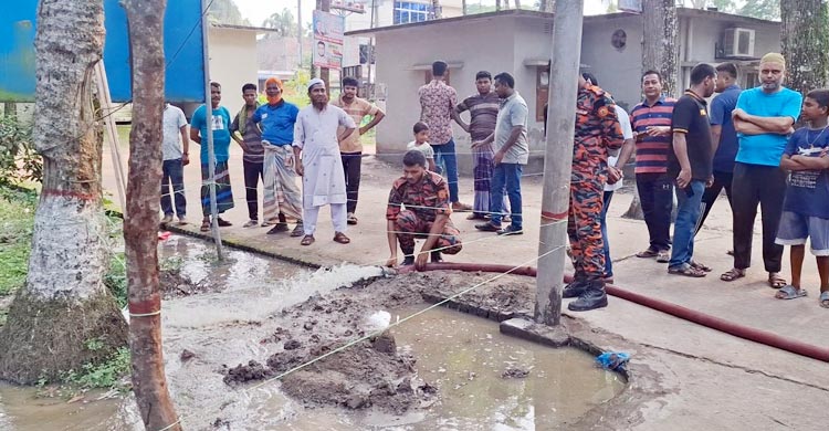 মাটি গরম হয়ে উঠছে ধোঁয়া, আতঙ্কে এলাকাবাসী