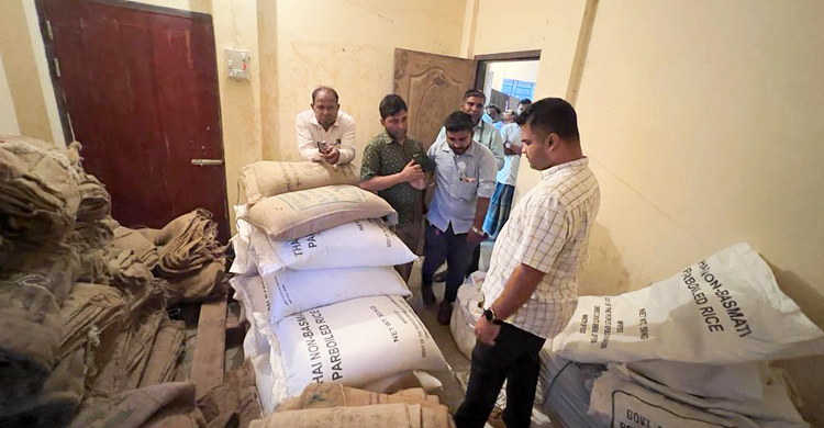 খাদ্যগুদাম কর্মকর্তার বাসায় মিললো ১৩ বস্তা সরকারি চাল