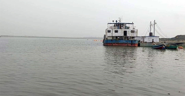 সাড়ে তিন ঘণ্টা পর শরীয়তপুর-চাঁদপুর রুটে ফেরি চলাচল শুরু