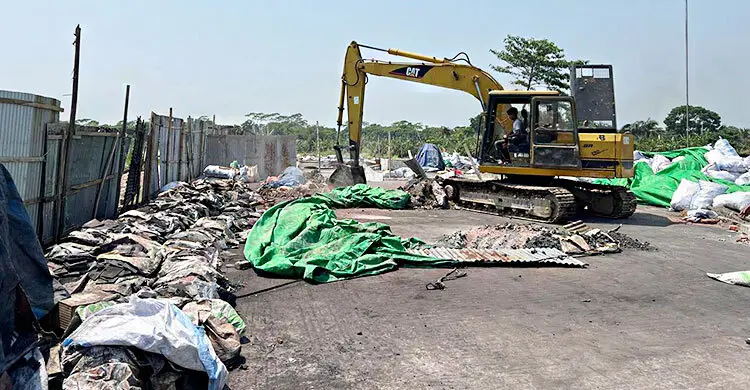 শরীয়তপুরে গুড়িয়ে দিলো অবৈধ সিসা কারখানা