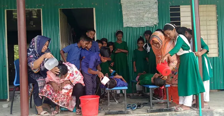 প্রাথমিক বিদ্যালয়ে নেই বিদ্যুৎ সংযোগ, গরমে অসুস্থ শিক্ষক-শিক্ষার্থী