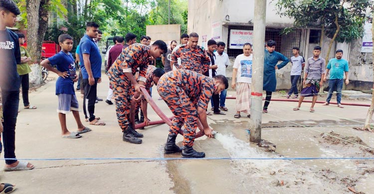 মাটি গরম হয়ে উঠছে ধোঁয়া, আতঙ্কে এলাকাবাসী