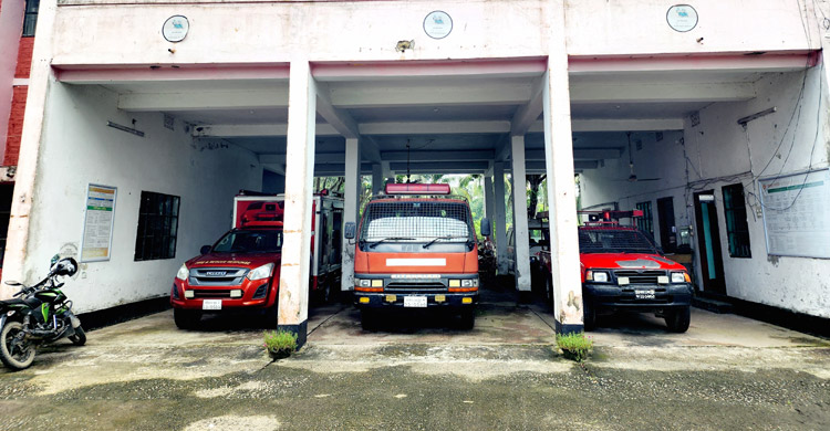 ডুবুরি আসে অন্য জেলা থেকে, ততক্ষণে সব শেষ