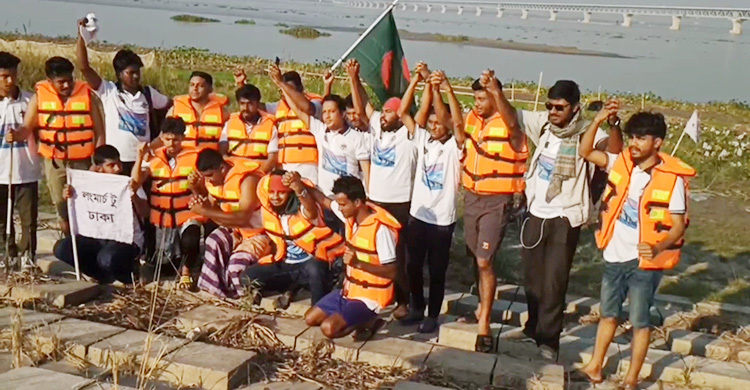 সেতুর দাবিতে পদ্মা নদী সাঁতরিয়ে পাড়ি দেওয়ার চেষ্টা ১০ যুবকের